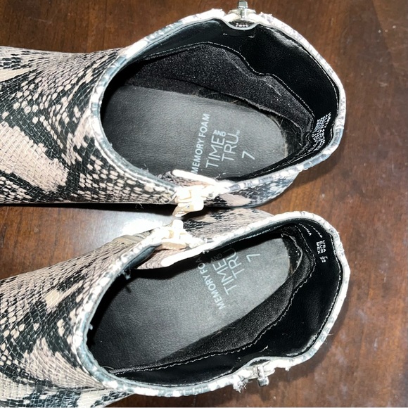 Time And Tru Boots Ankle Bootie Size 7 Slip On Zip Memory Foam Snakeskin Print - Picture 10 of 11